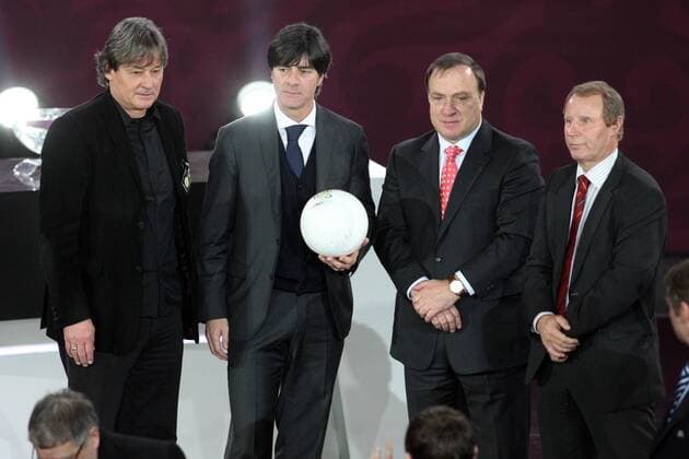 Gruppenauslosung zur UEFA EURO 2012 - Vertreter der Qualifikationsgruppe A, v.li.: Nationaltrainer Dietmar Constantini (Österreich), Bundestrainer Joachim Löw (Deutschland), Nationaltrainer Dick Advocaat (Belgien) und Nationaltrainer Berti Vogts (Aserbaidschan) -  8Q2B3564 o0 Nationalteam, Trainer o0 Euro o0 Didi