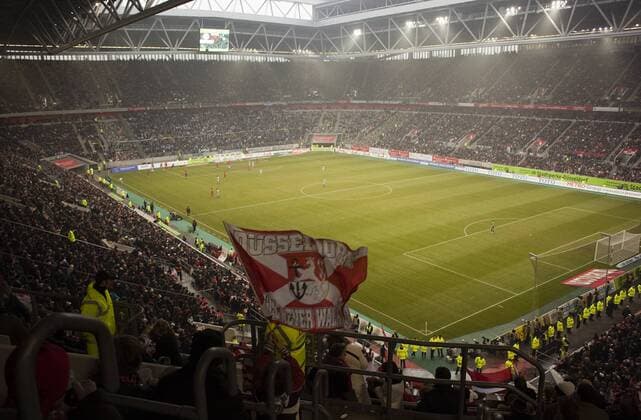 Fußball, Stadiongeschichte Fortuna Düsseldorf Übersicht ESPRIT Arena - Fortuna Düsseldorf (F95) o0 Tribüne, Tribünen, Rang, Ränge, voll, ausverkauft, innen, Innenansicht Rekord Zuschauerrekord