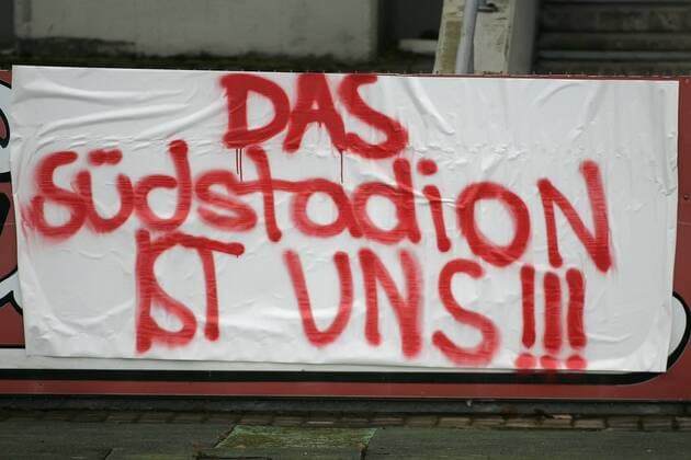 Fußball, Stadiongeschichte SC Fortuna Köln Von Fans des 1. FC Köln aufgehängtes Banner im Südstadion, in dem gewöhnlich der Erzrivale Fortuna Köln spielt o0 Plakat, Fanplakat, Fanplakate, Transparent Lokalrivale Rivalität