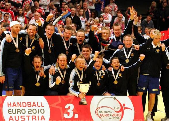31.01.2010 Vienna: Mens European handball championship match for third place --- Iceland handball team third place and bronze medalists. From left to right up:Olafur Stefansson,Sverre Jakobsson, ,Robert Gunnarsson,Snorri Steinn Gudjonsson, Aron Palmarsson,Hreidar Gudmundsson,Gudmundur Gudmundsson(coach) and Logi Geirsson. Down:Vignir Svavarsson,Bjorgvin Gustavsson,Ingimundur Ingimundarson,Arnar Atlason,Gudjon Valur Sigurdsson and Sturla Asgeirsson. :  o0 Siegerehrung Objekte Pokal Trophäe Totale Jubel Freude