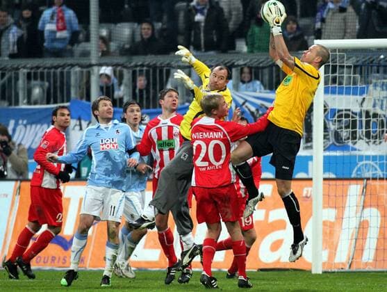 Torwartduell - Torwart Sascha Kirschstein (Ahlen, re.) gegen Gabor Kiraly (1860) TSV 1860 München (blau) - Rot Weiß Ahlen (RW rot) 0:1 o00 Aufmacher kurios Torwartausflug Abwehr