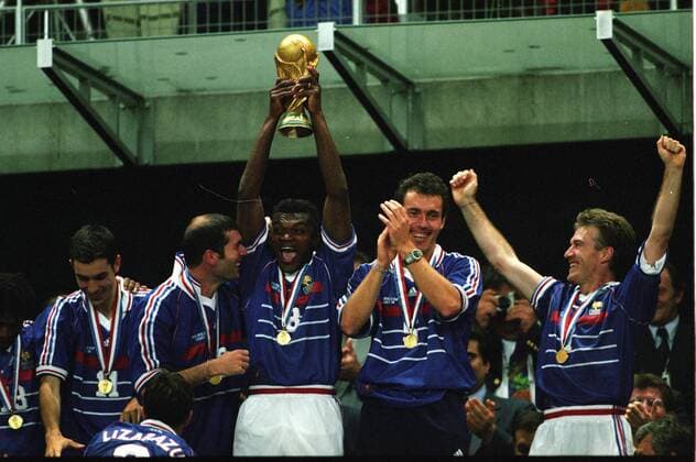 (L-R) Robert Pires, Zinedine Zidane, Marcel Desailly, Laurent Blanc, Didier Dechamps - France World Cup 1998 xVIxRobertxCollettexIVx 84016 o0 Sieg Freude Jubel Pokal Trophäe Weltpokal Siegerehrung