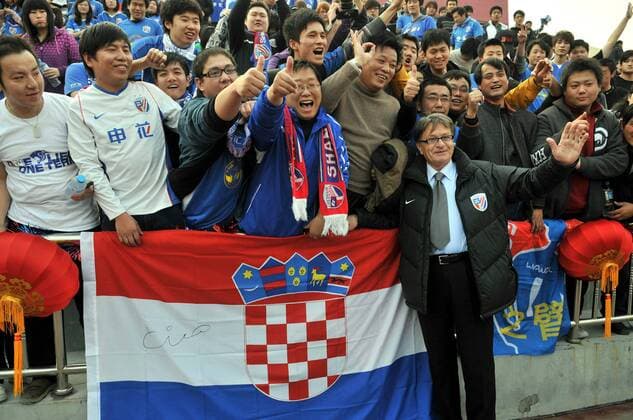Miroslav Blazevic, head coach of Shanghai Shenhua FC, pose with fans of Shenhua during a football friendly between Shanghai Shenhua and Shanghai Zhongbang, in Shanghai,  20100209_48995 o0 Fahne, Landesfahne, Kroatien, Zuschauer