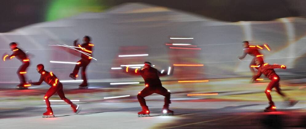 (100212) -- VANCOUVER, Feb. 12, 2010 () -- Performers skate during the cultural display of the opening ceremony for the 2010 Winter Olympic Games inside the BC Place stadium in Vancouver, on Feb. 12, 2010. -  o0 Wischeffekt Dynamik Eisschnelllauf