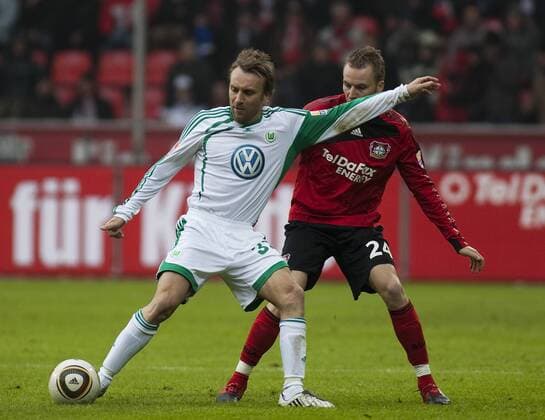 Leverkusen, 13.02.2010, BayArena - Sebastian Schindzielorz (Wolfsburg, L) gegen Michal Kadlec (Bayer) - Bayer 04 Leverkusen - VfL Wolfsburg