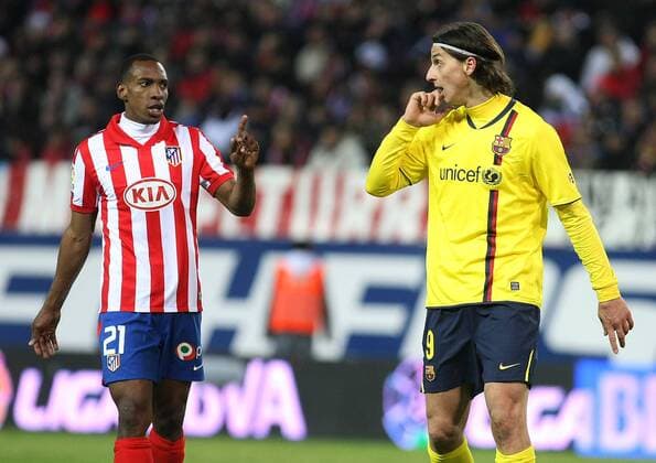 Atletico de Madrid s Luis Amaranto Perea (l) and FC Barcelona s Zlatan Ibrahimovic have words during La Liga match.  (20100214304) o0 Streit, streiten, Auseinandersetzung, Meinungsverschiedenheit, Spannung