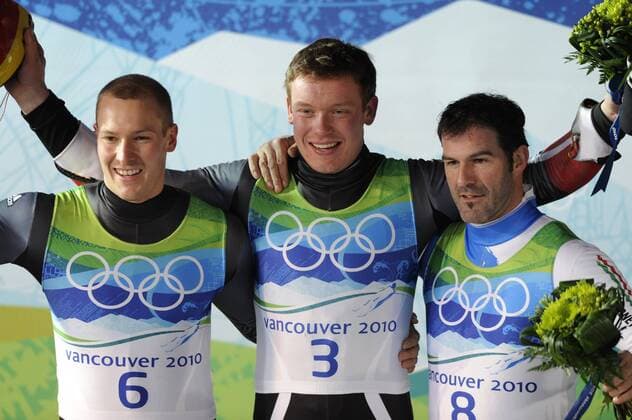 v.li:David Möller,GER 2. Platz, Felix LOCH,GER, 1. Platz Olympiasieger, Armin ZOEGGELER,ITA , 3. Platz, Flower Ceremony, Rodeln,Luge, 14.02.2010. XXI. Olympische Winterspiele 2010, vom 12.02. - 28.02.2010 in Vancouver Kanada. o0 Olympiasieg Sieg Siegerehrung Freude