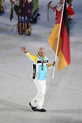 Andre Lange, GER - opening ceremony of the Games of the 21. Winter-Olympiad in Vancouver; 12 02 2010 - o0 Delegation Einmarsch Fahnenträger Herren Bob Bobsport Fahne, Nationalfahne
