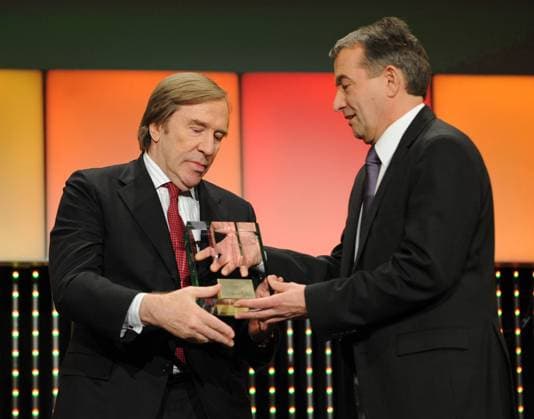 Gala: Hamburger Sportgala 2010, Ehrenpreis fuer das Lebenswerk für Guenter Netzer (l.) mit Wolfgang Niersbach (DFB-Generalsekretär) xHOCHxZWEIx o0 Herren Preisträger Funktionär Fussball