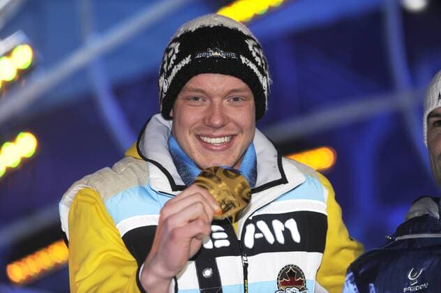 Felix LOCH (GER),Winner,Sieger,mit Goldmedaille,Medaille,Rodeln,Luge,Maenner Herren Einsitzer,Siegerehrung, 1. Platz Olympiasieger, 15.02.2010. XXI. Olympische Winterspiele 2010, vom 12.02. - 28.02.2010 in Vancouver Kanada. o0 Medaille Goldmedaille Gold Objekte Freude