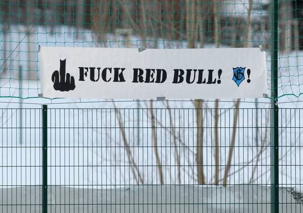 Chemnitz, 14.02.2010, RB Leipzig , Fuck Red Bull! , Fanplakat gegen den Einstieg des Getränkekonzerns Red Bull beim Fünftligisten Rasenballsport Leipzig , , o0 Objekte Einzelbild Plakat, Fanplakat, Fanplakate, Transparent Schriftzug obszön vulgär
