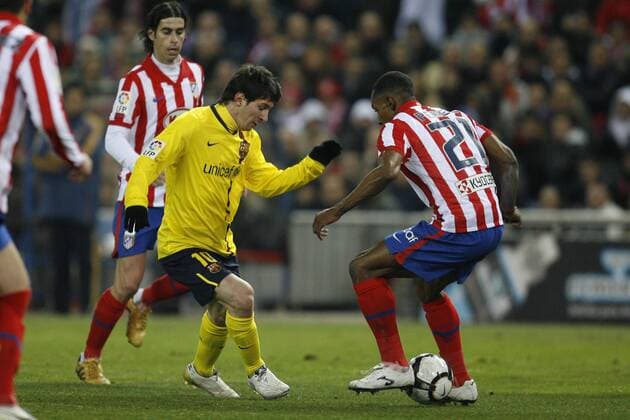 - Atletico Madrid (red) vs FC Barcelona (yellow) - Lionel Messi (Barcelona) vs Perea (Atletico)  (0000013034)