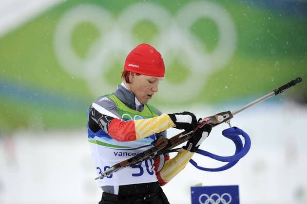 Kati WILHELM, GER,Biathlon,10km Verfolgung der Frauen, lädt ihr Gewehr, 16.02.2010. XXI. Olympische Winterspiele 2010, vom 12.02. - 28.02.2010 in Vancouver Kanada.