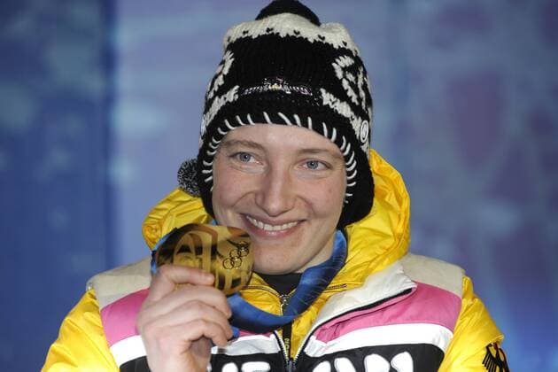 Tatjana HÜFNER GER, 1. Platz, Olympiasiegerin, Gewinnerin der Goldmedaille, Siegerehrung, Rodeln der Frauen, Luge, Jubel, präsentiert ihre Medaille,16.02.2010. XXI. Olympische Winterspiele 2010, vom 12.02. - 28.02.2010 in Vancouver Kanada. o0 Medaille, Gold, Objekte, Sieg, Sieger, Jubel, Freude