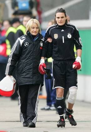 17.02.2010, Duisburg, Deutschland, Fussball Frauen Länderspiel, Deutschland - Nordkorea, Deutschlands Nadine Angerer verlaesst verletzt den Platz, li. Physiotherapeutin Christel Arbini o0 Verletzung, Betreuer