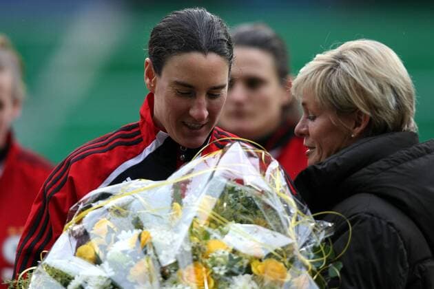 Frauen-Länderspiel Deutschland - Nordkorea Birgit Prinz ( Deutschland ), links wird anläßlich ihres 200. Länderspieles von Silvia Neid ( Bundestrainerin Deutschland ), rechts ausgezeichnet o0 Auszeichnung, Spielerauszeichnung, Rekordspielerin, Rekord, Bundestrainer, Trainer