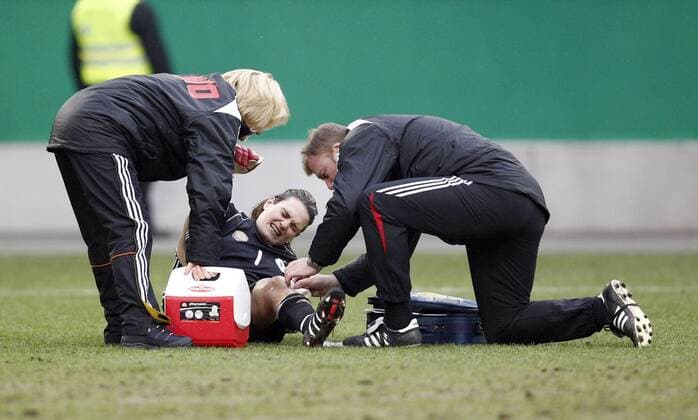Fussball, Länderspiel, Frauen, Deutschland vs. Nordkorea, Nadine Angerer (GER, mi) liegt verletzt am Boden und wird behandelt.