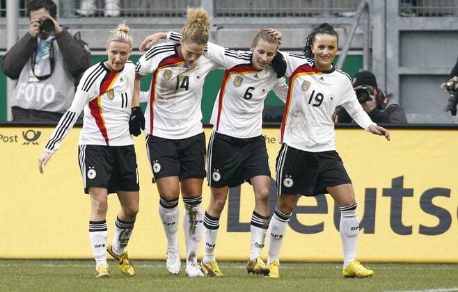 Fussball, Länderspiel, Frauen, Deutschland vs. Nordkorea, Jubel bei v.l.n.r. Anja Mittag (GER), Kim Kulig (GER), Simone Laudehr (GER), Fatmire Bajramaj (GER,) o0 Jubel, Freude