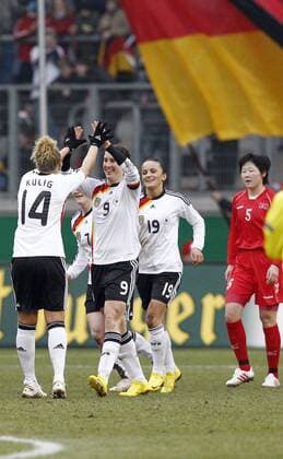 Fussball, Länderspiel, Frauen, Deutschland vs. Nordkorea, Jubel bei v.l.n.r. Kim Kulig (GER), Birgit Prinz (GER), Fatmire Bajramaj (GER); Enttäuschung bei Choe Yong Sim (Nordkorea) o0 Jubel, Freude, Korea