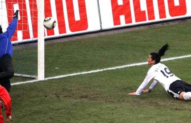 17.02.2010, Duisburg, Fussball, Frauen Länderspiel Deutschland - Nordkorea. Fatmire Bajramaj (D, rechts) erzielt per Kopf das Tor zum 1:0 für Deutschland. o0 Korea