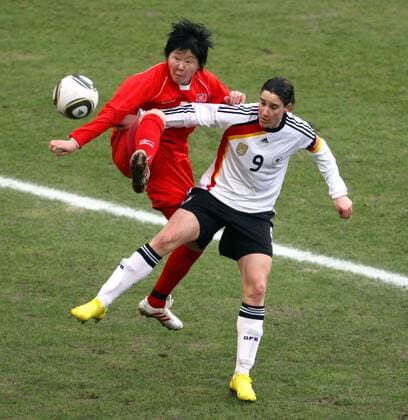 17.02.2010, Duisburg, Fussball, Frauen Länderspiel Deutschland - Nordkorea. Choe Yong Sim (Korea, link) gegen Birgit Prinz (D).