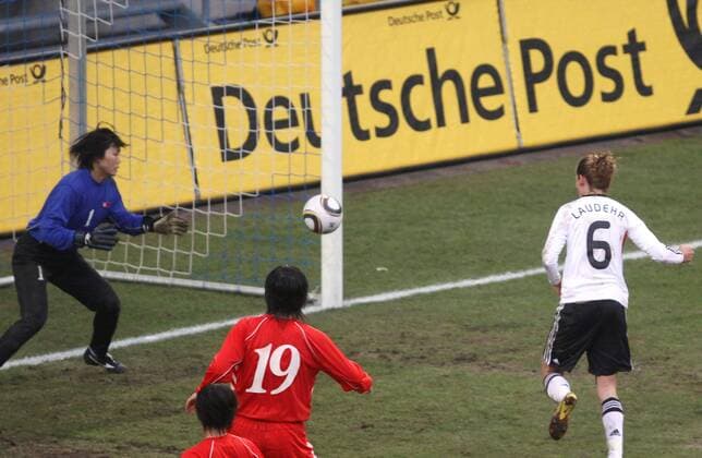 17.02.2010, Duisburg, Fussball, Frauen Länderspiel Deutschland - Nordkorea. Simone Laudehr (D, rechts) erzielt per Kopf das Tor zum 2:0, Koreas Torfrau Hong Myong Hui (links) ist machtlos. o0 Korea
