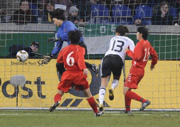 Celia Okoyino Da Mbabi (2.v.r., GER) erzielt das Tor zum 0:3, Deutschland - Nordkorea, Frauenfußball, Länderspiel in Duisburg o0 Korea