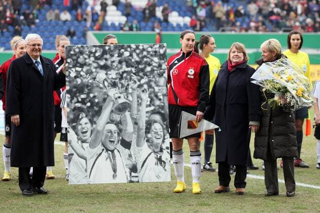 Birgit Prinz (Deutschland) wird von DFB Präsident Dr. Theo Zwanziger, DFB Frauenbeauftragte Hannelore Ratzeburg (2R) und Bundestrainerin Silvia Neid (alle GER) zum 200. Länderspiel geehrt Deutschland vs. Nordkorea o0 Funktionär Jubiläum zweihundert Länderspiele Spiele Geschenk Plakat Konterfei Bild Foto Abbild