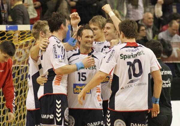 Sport Handball Bundesliga HBL Saison 09 10 17.02.2010 Füchse Berlin (gelb) vs. SG Flensburg Handewitt jubelnd Freude Emotion Querformat Jubel nach Spielende mitte Lars Christiansen