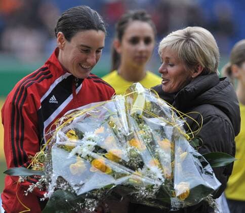 Länderspiel, Deutschland - Nordkorea (Korea) in Duisburg - Bundestrainerin Silvia Neid (re.) gratuliert, vor dem Spiel, Birgit Prinz (beide Deutschland) zum 200. Länderspiel o0 Trainer, Nationaltrainer, Jubiläum zweihundert Jubiläumsspiel Freude