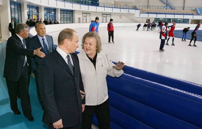 CHELYABINSK, RUSSIA. MAY 17. Russian President Vladimir Putin and Lidia Skoblikova (in the foreground), Governor of Chelyabinsk Region Pyotr Sumin (left back) and Kazakhstan s President Nursultan Nazarbayev visit the ice palace named The Ural Lightning .  TASS157933 o0 Halle Eishalle Eisschenlllaufhalle privat o0 people Politik SportstÃ¤tte