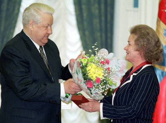 MOSCOW, RUSSIA. MAY 6. Russian President Boris Yeltsin congratulates Russian sportswoman Lidia Skoblikova shortly after the latter was decorated with the Order For Service to Motherland , Third Class, on Thursday. Boris Yeltsin delivered State awards to a group of Russian military servicemen, scientists and cultural workers as well as the leaders of some CIS countries and enterprises in the Yekaterininsky Hall of the Kremlin.  TASS248449 o0 Ehrung Sportlerehrung privat o0 people Politik Empfang