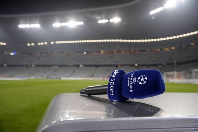 17.02.2010, Championsleague Achtelfinale Hinspiel, FC Bayern München - AC Florenz, in der Allianz-Arena München. Ein Mikrofon vom Pay-TV-Sender Sky-Sports mit dem Championsleague-Logo liegt auf dem Moderatorentisch. o0 Objekte, equipment, Mikro, Logo, Schriftzug, Fernsehen, Medien, Pay TV, Bezahlfernsehen,