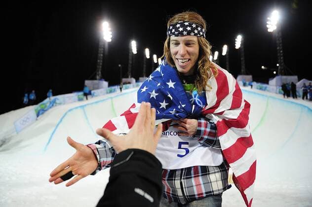 Olympic Winter Games Vancouver 2010 - Olympische Winter Spiele Vancouver 2010, Snowboard (Men s Halfpipe), Shaun White of the United States celebrates after his first run of the finals of the men s snowboard halfpipe competition at Cypress Mountain in Vancouver BC, . xHOCHxZWEIx xnewsportx  o0 Sieg Olympiasieg Freude Jubel USA Fahne, Nationalfahne