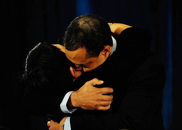 Golfer Tiger Woods (USA) hugs his mother Kultida Woods after he apologized for irresponsible and selfish behavior during his first public statement to a small gathering of reporters and friends at the headquarters of the U.S. PGA Tour in Ponte Vedra Beach, Florida,on February 19, 2010.  WAX20100219714 o0 Entschuldigung entschuldigen Sexskandal Skandal o0 öffentliche Erklärung o0 privat