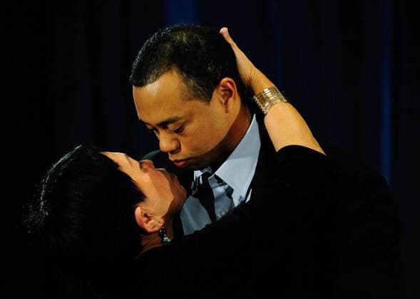 Golfer Tiger Woods (USA) kisses his mother, Kultida Woods, after he apologized for irresponsible and selfish behavior during his first public statement to a small gathering of reporters and friends at the headquarters of the U.S. PGA Tour in Ponte Vedra Beach, Florida,on February 19, 2010.  WAX20100219713 o0 Entschuldigung entschuldigen Sexskandal Skandal o0 öffentliche Erklärung o0 privat