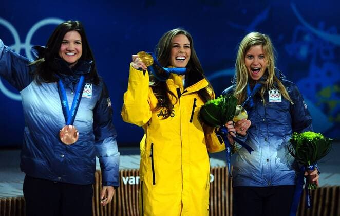 Hannah Teter of the United States (silver), Torah Bright of Australia (gold) and Kelly Clark of the United States (bronze) (L to R) celebrate their medals earned for snowboard ladies halfpipe at BC Place in Vancouver, Canada, during the 2010 Winter Olympics on February 19, 2010.  OLY2010021915 o0 Freude Jubel, Freude Sieg Olympiasieg o00 USA o0 Objekt