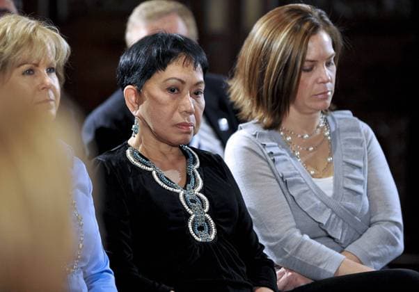 Kultida Woods (C) listens to her son Eldrick Tiger Woods (USA) apologize for irresponsible and selfish behavior during his first public statement to a small gathering of reporters and friends at the headquarters of the U.S. PGA Tour in Ponte Vedra Beach, Florida,on February 19, 2010.  WAX20100219739 o0 Familie Mutter Eltern Enttäuschung Golf Herren privat