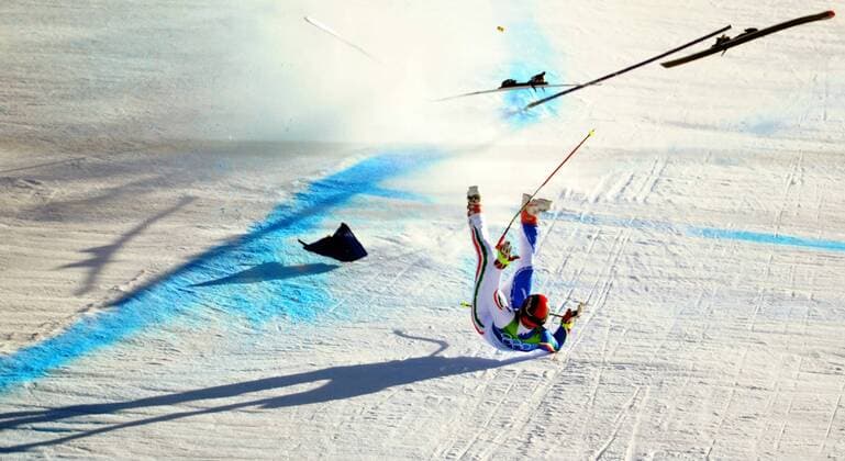(100219) -- WHISTLER, Feb. 19, 2010 -- Italy s Peter Fill falls during the men s Super-G of Alpine Skiing at the 2010 Winter Olympic Games in Whistler, Canada, Feb. 19, 2010. .  o0 Sturz o00 Gefahr gefährlich Verletzungsgefahr