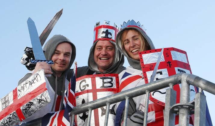 Feb. 19, 2010 - Whistler, BC, - WHISTLER, BC: FEBRUARY 19, 2010 -- British skeleton fans dress in medieval costumes in support of their athletes at the The Whistler Sliding Centre in Whistler, BC, during the 2010 Olympic Games, Friday February 19, 2010. The men s and women s finals takes place this evening. - ZUMAw51 o0 Verkleidung Kostümierung kostümiert Ritter England Fan Zuschauer Freude