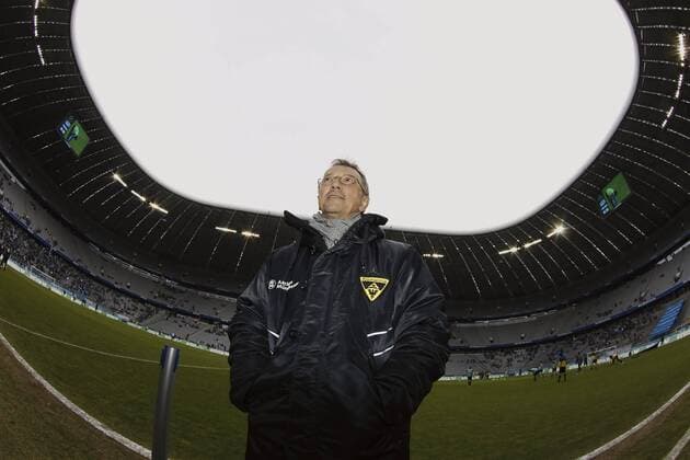 Fußball, Trainerhistorie, Alemannia Aachen Trainer Michael KRÜGER (Alemannia Aachen) in der Allianz-Arena Fussball, 2. Bundesliga, 23. Spieltag, TSV 1860 München - Alemannia Aachen o0 fisheye unten Froschperspektive Überlegenheit
