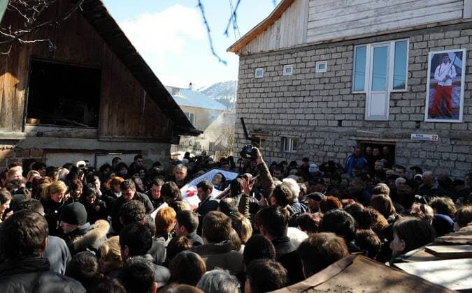 BAKURIANI, Feb. 20, 2010 -- carry the coffin of Georgian luge competitor Nodar Kumaritashvili during a funeral in Bakuriani, Feb. 20, 2010. Kumaritashvili was killed in a horrific training crash during the final luge session for the Vancouver 2010 Winter Olympics at the Whistler Sliding Centre on Feb. 12, 2010. -  o0 Aufbahrung, Totenbahre, Leichnam, Sarg o00 OS Winter Winterspiele Spiele