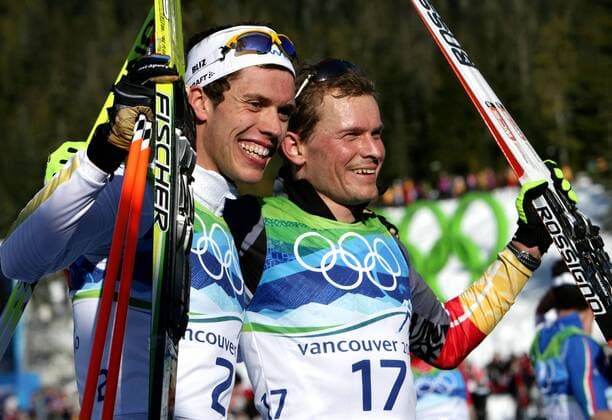 OLYMPIA - Olympische Winterspiele 2010 WHISTLER,KANADA,20.FEB.10 - DIVERS, OLYMPIA, SKI NORDISCH, LANGLAUFEN - Olympische Winterspiele Vancouver 2010, 30km Verfolgung der Herren. Bild zeigt den Jubel von Olympiasieger Marcus Hellner (SWE, li.) und Tobias Angerer (GER).  o0 Freude Siegerehrung Sieg, Sieger, Olympiasieg