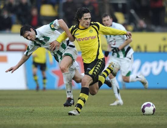 20.02.2010, Fussball, Saison 2009 2010, 1. Bundesliga, 23. Spieltag, BORUSSIA DORTMUND - HANNOVER 96 4-1 Saison 2009 2010, Mats Hummels (BVB), rechts, gegen Mario Eggimann (Hannover 96)