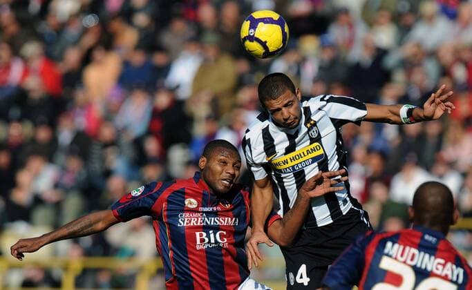 Marcelo Zalayeta (Bologna, L) und Felipe Melo (Juventus, C) - Bologna, 21 02 2010 FC Bologna (rot) - Juventus Turin (weiß) - Serie A 2009 2010 -