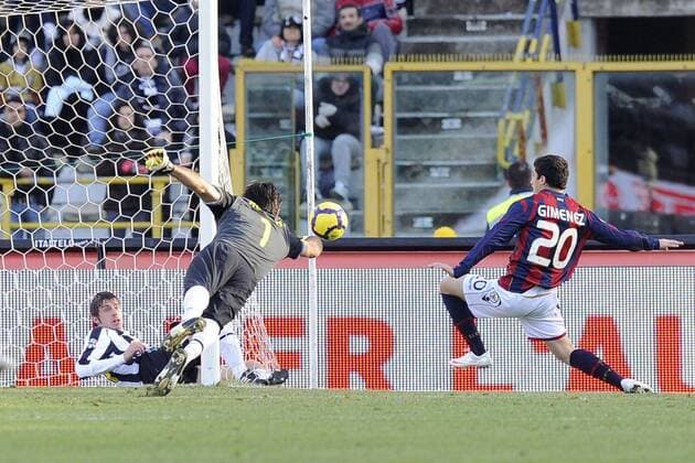 Bologna, FC Bologna - Juventus Turin (Juve) 1:2 - Damian Gimenez (Bologna, R) gegen Gianluigi Buffon (Juve) -  o0 Abwehr Spannung