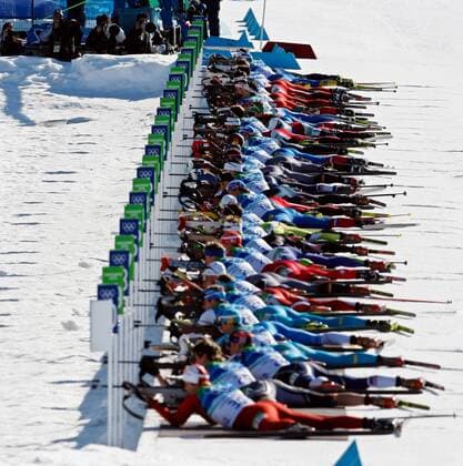 OLYMPIA - Olympische Winterspiele 2010 WHISTLER,KANADA,21.FEB.10 - DIVERS, OLYMPIA, BIATHLON - Olympische Winterspiele Vancouver 2010, 15km Massenstart der Herren. Bild zeigt das Feld am Schiessstand.  o0 Totale Teilnehmer Starter Biathlet Biathleten Teilnehmerfeld Starterfeld Schiessen