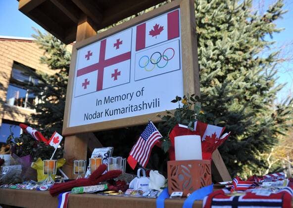 A memorial for Georgian luger Nodar Kumaritashvili is seen in Whistler, Canada, during the 2010 Vancouver Winter Olympics, February 21, 2010. Kumaritashvili died a day before the start of the Olympics during a training run at the Whistler sliding center.  OLY20100221339 o0 Trauer trauern Erinnerung Gedenkstätte Fans Altar