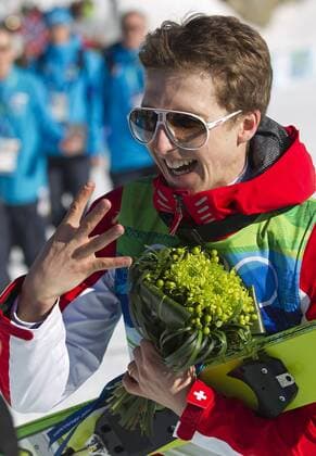 Switzerland s Simon Ammann celebrates winning in Ski Jumping Large Hill Individual Finals during Vancouver 2010 Winter Olympics at the Whistler Olympic Park in Whistler, British Columbia, February 20, 2010.  OLY20100220809 o0 Jubel Freude Sieg Olympiasieg Siegerehrung