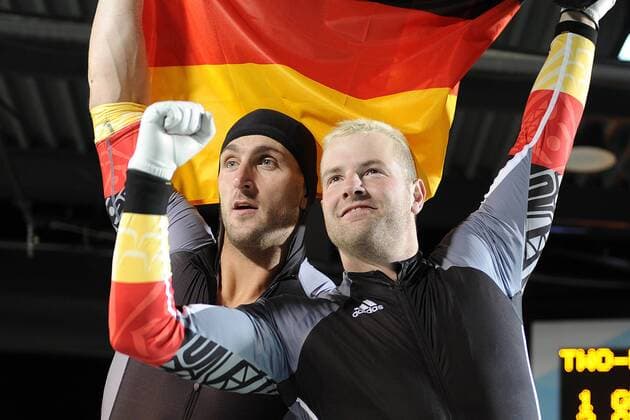 Andre LANGE (R), Kevin KUSKE (beide GER) jubeln - sie sind Olympiasieger im Zweierbob - 21.02.2010. XXI. Olympische Winterspiele 2010, in Vancouver Kanada. o0 Flagge Nationalflagge Objekte o0 Jubel Freude Sieg Olympiasieg